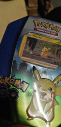 OUTLET Karty Pokemon Go TCG PUDEŁKO PIKACHU METALOWE na talię +4x booster saszetka ORYGINALNE KARTY