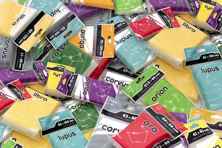 Koszulki Rebel 56x87 na karty Cytadela Munchkin Bang POCIĄGI gra 100 sztuk